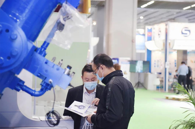 觀展者了解中譽(yù)鼎力設(shè)備性能