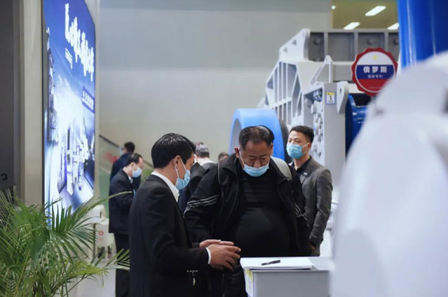 觀展者了解中譽(yù)鼎力設(shè)備性能