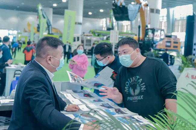 認(rèn)真講解公司各項(xiàng)業(yè)務(wù)