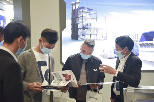 觀展者了解中譽(yù)鼎力設(shè)備性能