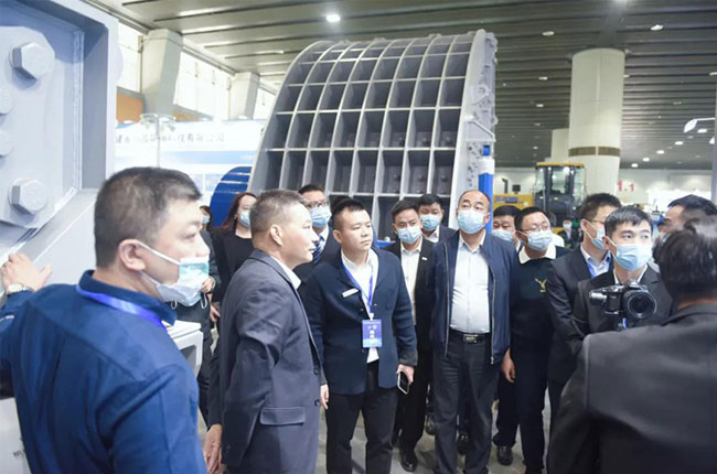 觀展者了解中譽(yù)鼎力設(shè)備性能