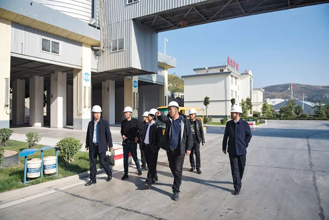 �F���~�ʭh(hu��n)���־��L(zh��ng)������һ���W�R���u(y��)���������{(di��o)��