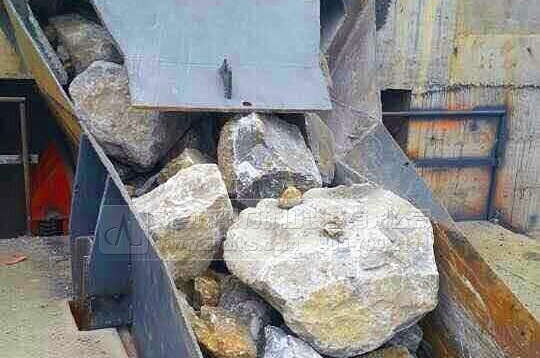 等待進(jìn)入破碎機腔的大石頭