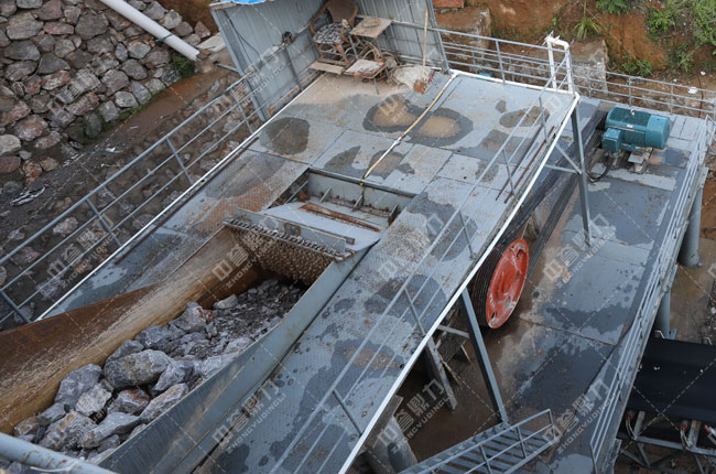 大塊石頭進(jìn)入碎石機