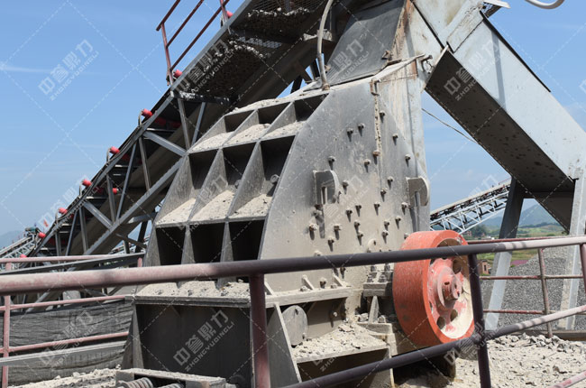 制砂現(xiàn)場用的粗碎機