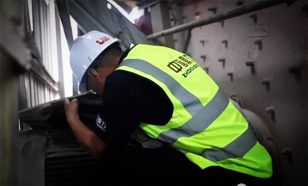 工作人員對破碎機(jī)檢修現(xiàn)場