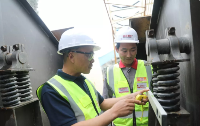 技術人員對設備的維護現(xiàn)場