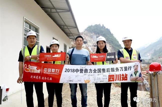 團(tuán)隊(duì)與負(fù)責(zé)人合影