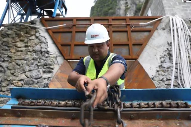 售后服務(wù)團(tuán)隊(duì)現(xiàn)場(chǎng)對(duì)設(shè)備進(jìn)行檢測(cè)