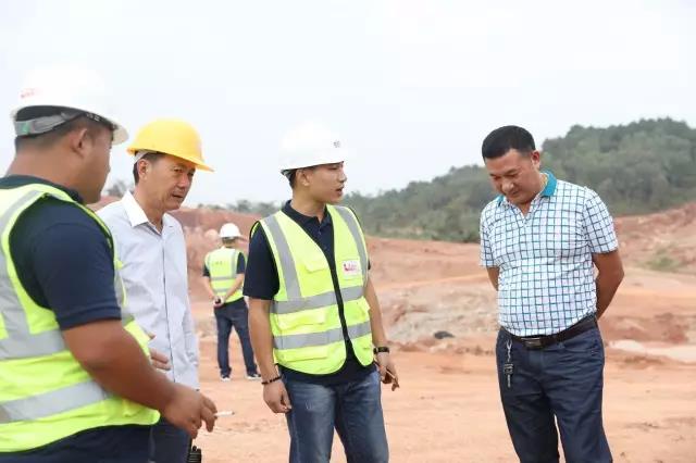 售后服務(wù)團(tuán)隊(duì)與足療嶺采石場(chǎng)江總現(xiàn)場(chǎng)溝通