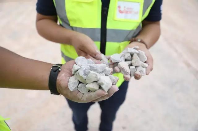 售后服務(wù)團隊現(xiàn)場查看石料品質(zhì)