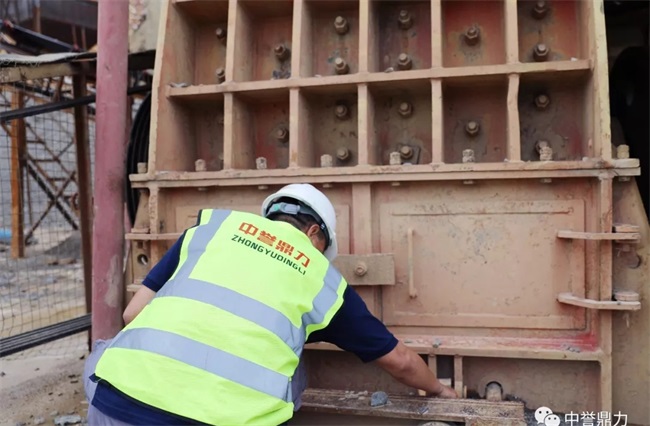 技術工程師檢修設備現(xiàn)場