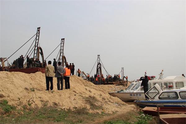 配圖:打擊非法采砂現(xiàn)場