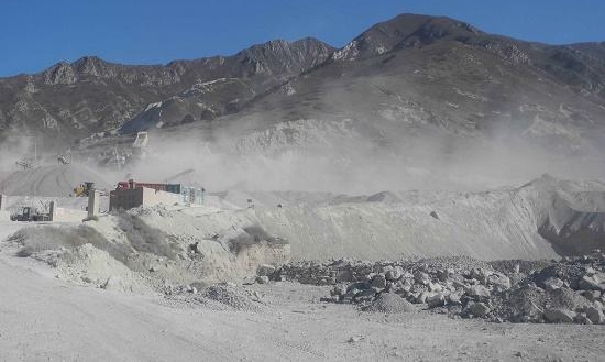 配圖:揚(yáng)塵嚴(yán)重的礦山開(kāi)采現(xiàn)場(chǎng)