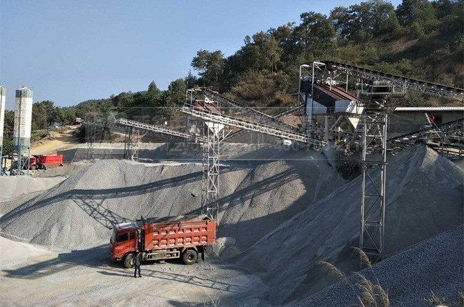 一處投產(chǎn)的石子加工廠