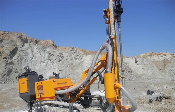石料廠(chǎng)鑿巖現(xiàn)場(chǎng)
