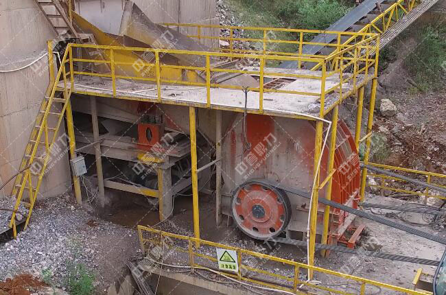 反擊碎石機(jī)加工物料現(xiàn)場(chǎng)