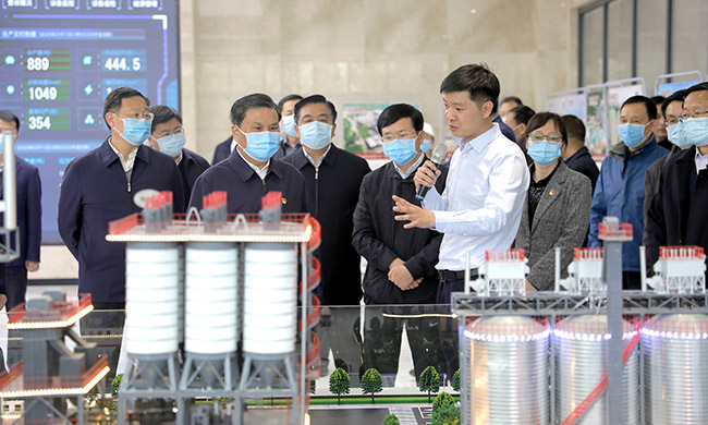 參觀中譽鼎力多位一體循環(huán)建材產(chǎn)業(yè)園沙盤