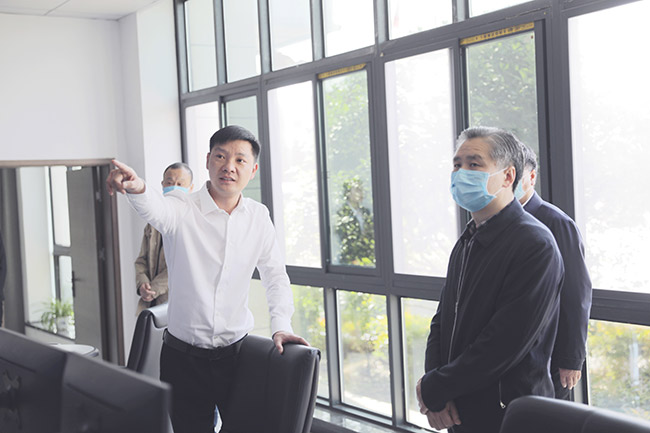 新鄉(xiāng)市副市長(zhǎng)王占波一行參觀中譽(yù)鼎力礦山管理云數(shù)據(jù)