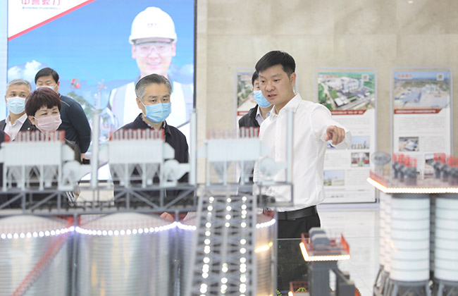 張治民董事長(zhǎng)介紹中譽(yù)鼎力多位一體循環(huán)建材產(chǎn)業(yè)園