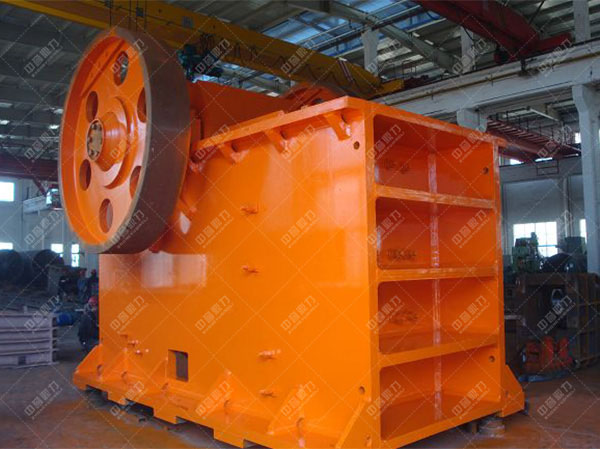 日產(chǎn)1萬噸的顎式破碎機(jī)