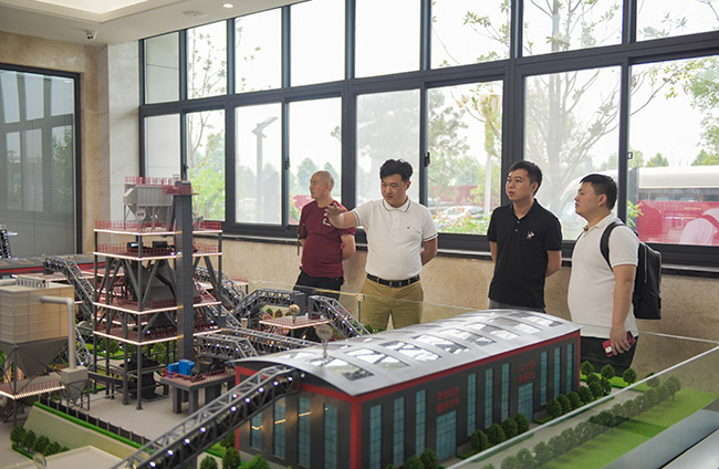 參觀中譽(yù)鼎力五位一體循環(huán)建材產(chǎn)業(yè)園項(xiàng)目沙盤(pán)